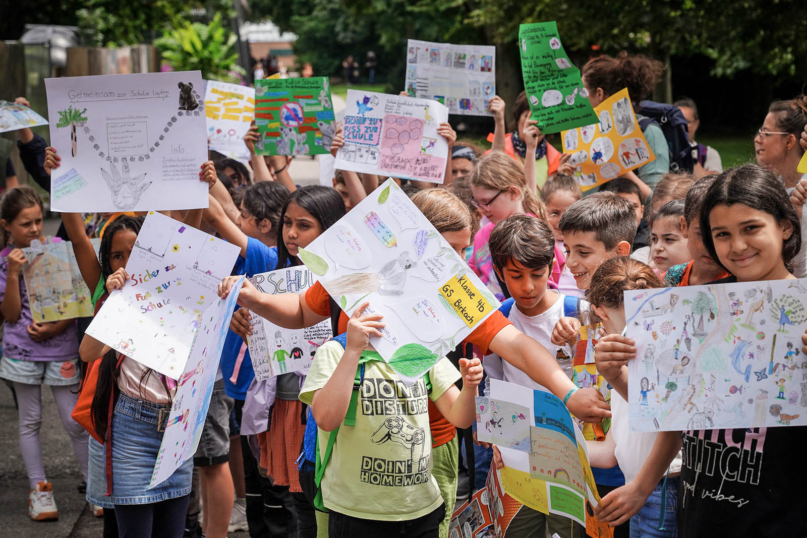 Abschluss der Aktion Sicher zu Fuß zur Schule. Scheckübergabe, Auslosung der Gewinner, Organisatoren und Sponsoren, teilnehmende Kinder, Eukalyptus und Koala – Zoo Wilhelma Abschluss der Aktion Sicher zu Fuß zur Schule. Scheckübergabe, Auslosung der Gewinner, Organisatoren und Sponsoren, teilnehmende Kinder, Eukalyptus und Koala - Zoo Wilhelma