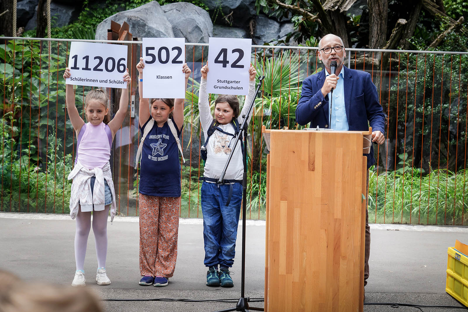 Abschluss der Aktion Sicher zu Fuß zur Schule. Scheckübergabe, Auslosung der Gewinner, Organisatoren und Sponsoren, teilnehmende Kinder, Eukalyptus und Koala – Zoo Wilhelma Abschluss der Aktion Sicher zu Fuß zur Schule. Scheckübergabe, Auslosung der Gewinner, Organisatoren und Sponsoren, teilnehmende Kinder, Eukalyptus und Koala - Zoo Wilhelma