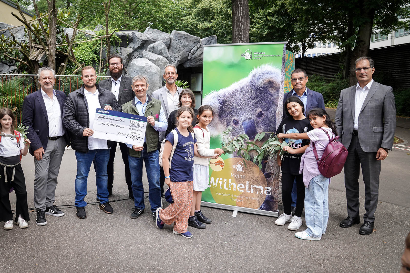 Abschluss der Aktion Sicher zu Fuß zur Schule. Scheckübergabe, Auslosung der Gewinner, Organisatoren und Sponsoren, teilnehmende Kinder, Eukalyptus und Koala – Zoo Wilhelma Abschluss der Aktion Sicher zu Fuß zur Schule. Scheckübergabe, Auslosung der Gewinner, Organisatoren und Sponsoren, teilnehmende Kinder, Eukalyptus und Koala - Zoo Wilhelma